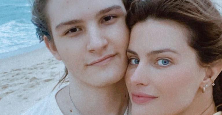 Isabeli Fontana celebra admissão do filho em universidade dos Estados Unidos