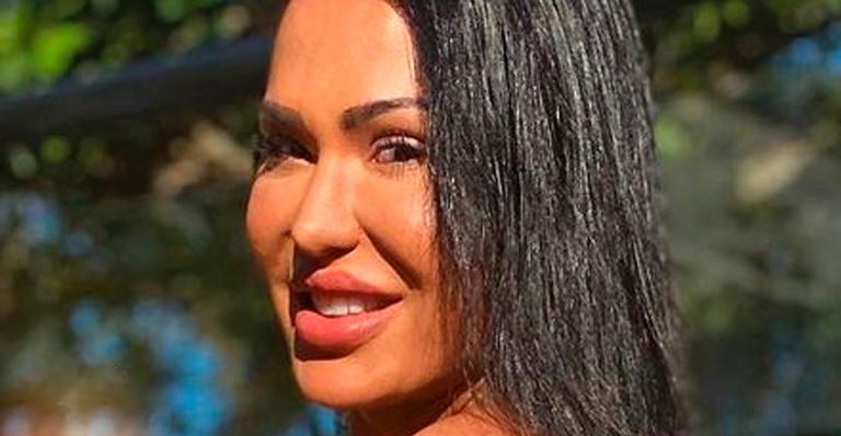 Irmã gata de Gracyanne Barbosa troca carícias com namorado malhado na praia: “Imagina os filhos”