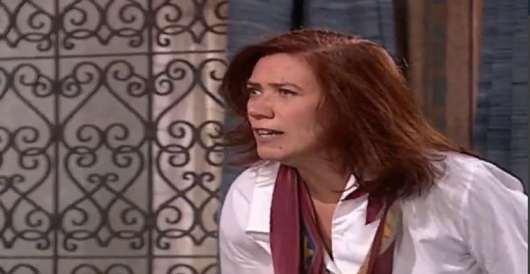 Laços de Família: Ingrid surta ao ver Íris na cama de Pedro