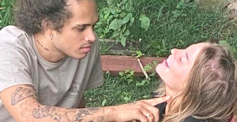 Luísa Sonza e Vitão surgem em momento íntimo e trocam carícias: “Meta de relacionamento”