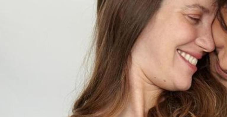 No nono mês, Nathalia Dill deixa barrigão enorme de fora e ganha chamego do noivo gato em ensaio especial