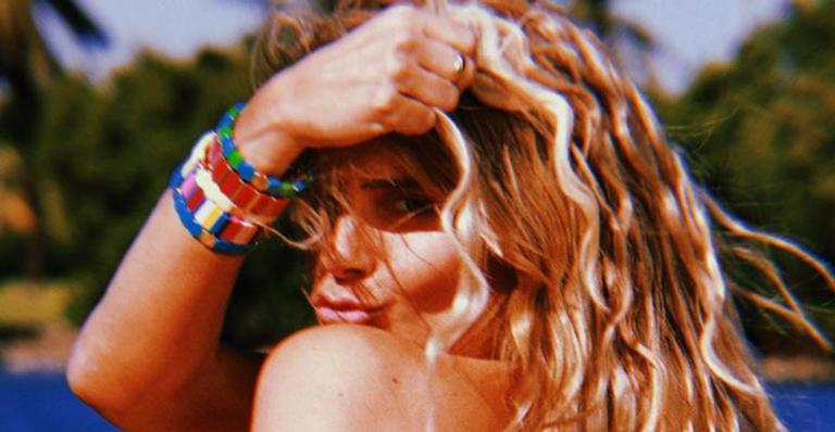 Ousada! Carolina Dieckmann dispensa parte de cima do biquíni e faz topless: “Perfeição”