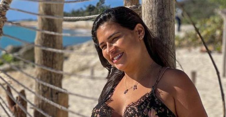 De vestido, Simone deixa barrigão gigantesco em evidência em novo registro nas férias: ”Mamãe e a princesa”