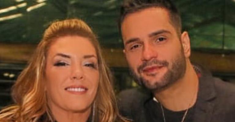 Com look sexy, Simony posa deslumbrante ao curtir noitada com o noivo: “Canseira nas novinhas”