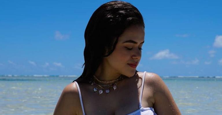 Aos 18 anos, Maisa Silva exibe corpão em raríssimo clique de biquíni na praia: ”Que linda!”