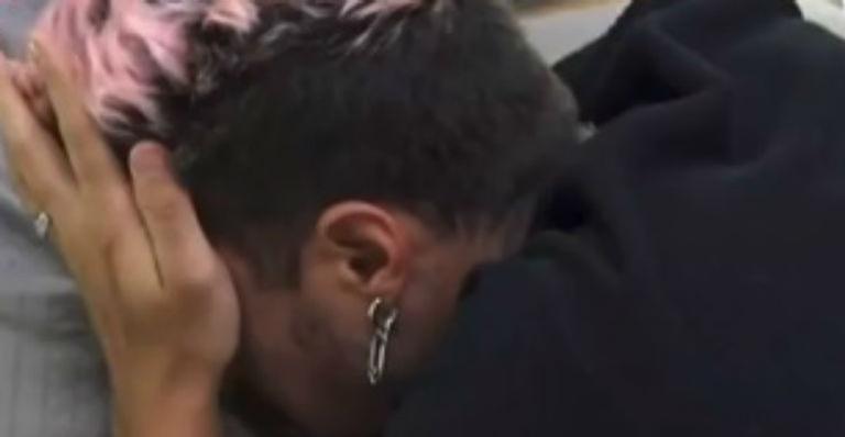 A Fazenda: Lipe Ribeiro cai no choro ao ‘entender’ que será eliminado na última Roça do reality