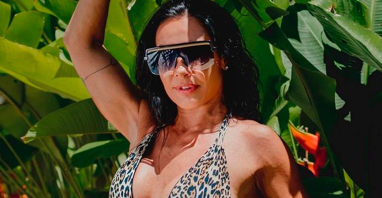 Aos 47 anos, Scheila Carvalho aposta em biquíni de oncinha e seguidores brincam: “É o Tchan na selva”