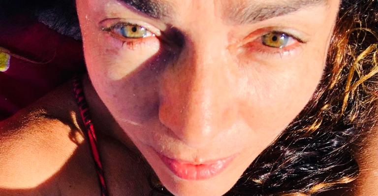 Aos 57 anos, Claudia Ohana posa de biquíni fininho e exibe corpão em forma: “Beleza natural”