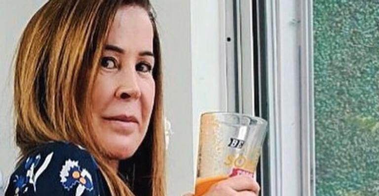 Aos 62 anos, Zilu Camargo posa de vestidinho curtíssimo e rebate críticas: “Não existe corpo perfeito”