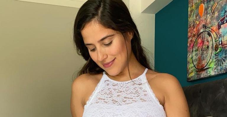 Camilla Camargo deixa barrigão no limite à mostra e emociona fãs com clique da segunda gravidez: ”Tá enorme!”