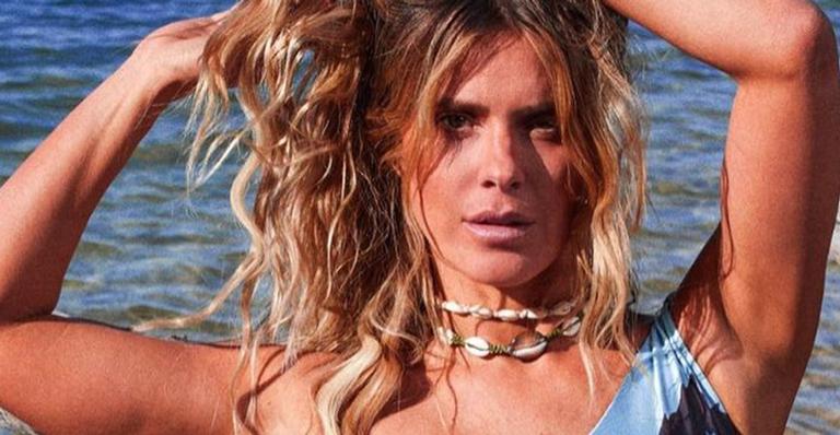 Aos 42 anos, Carolina Dieckmann posa de maiô cavado e exibe corpo torneado: “O tempo só te valoriza”