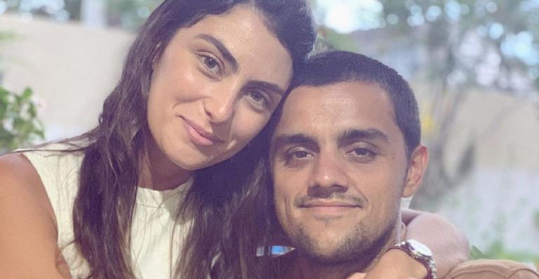 Caçulinha de Felipe Simas aparece estiloso em dia de diversão: “Quem ama uma piscina levanta a mão”