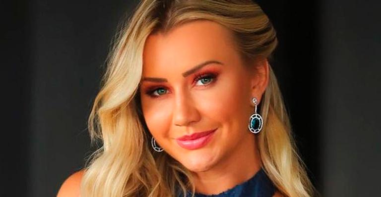 Esposa de Roberto Justus, Ana Paula Siebert aposta em vestido decotado com costas nuas: “Espetacular”