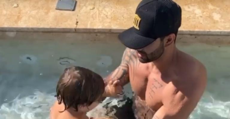 Gusttavo Lima curte dia ensolarado em piscina ao lado do herdeiro