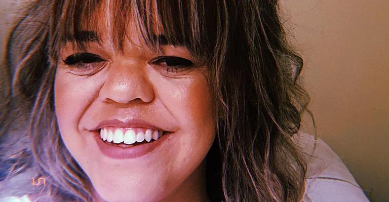 Juliana Caldas faz crítica à infantilização de mulheres com nanismo: “A gente usa fio-dental”