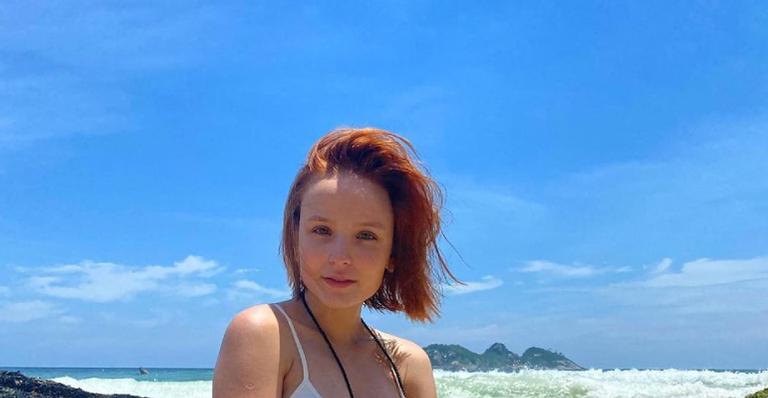 De biquíni branco, Larissa Manoela mostra corpaço na praia e fãs elogiam: ”Perfeita”