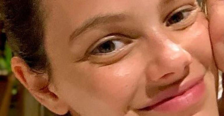 Laura Neiva agarra herdeira e a enche de beijo em momento entre mãe e filha: “Amassinho”