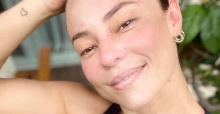Sem filtros, Paolla Oliveira faz selfie após o treino e ostenta abdômen definido aos 38 anos: ”Uma deusa!”