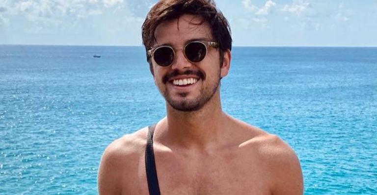 Rodrigo Simas mostra ótima forma em dia de cachoeira e coleciona elogios na web: ”Que gato!”