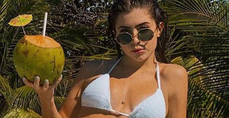Aos 19 anos, nora de Leonardo posa de biquíni branco e exibe abdômen trincado: “Inacreditável”