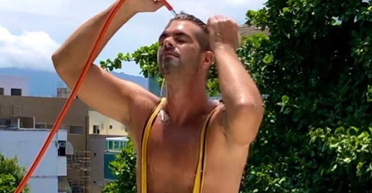 Após alta hospitalar, Bruno Miranda, o Borat, toma banho de mangueira e anuncia retorno: “Alô, Fernanda Lima”