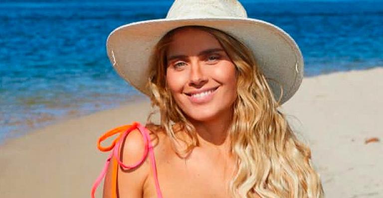 Aos 42 anos, Carolina Dieckmann abaixa biquíni até limite e mostra barriga chapada: “Corpo maravilhoso”