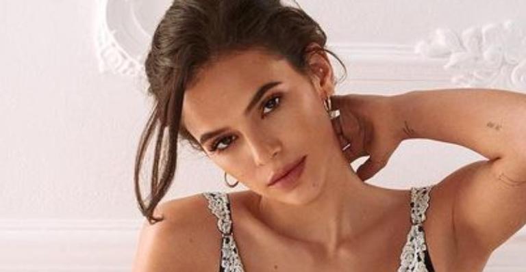 De lingerie mínima, Bruna Marquezine ostenta físico impecável e eleva a temperatura na web: ”Uma deusa!”