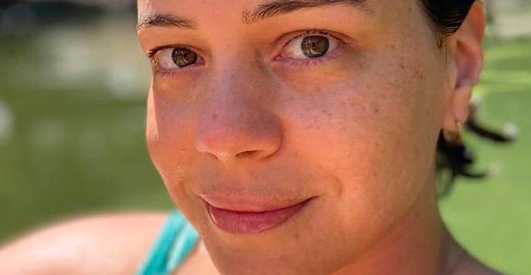 Discreta, Leandra Leal surge em raro clique de biquíni e seguidores elogiam: “Tão natural”