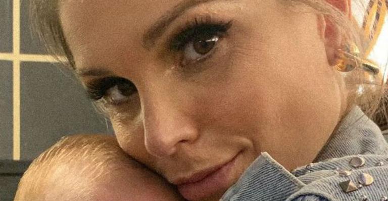 Flávia Viana dá beijo no filho com Marcelo Zangrandi e arranca um sorrisão do caçula: “Não estou aguentando”