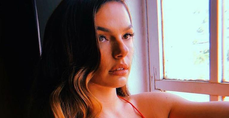 Isis Valverde aposta em look fatal com vestido vermelho e decotão: “Mulherão”