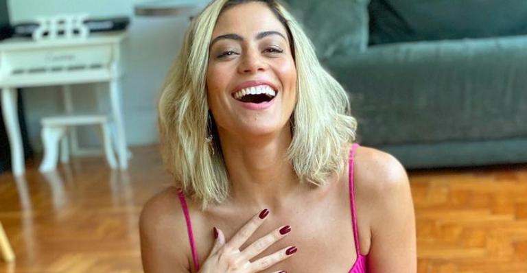 Loiríssima, Carol Castro deixa barriguinha chapada à mostra em look fresquinho e boa forma impressiona aos 36 anos