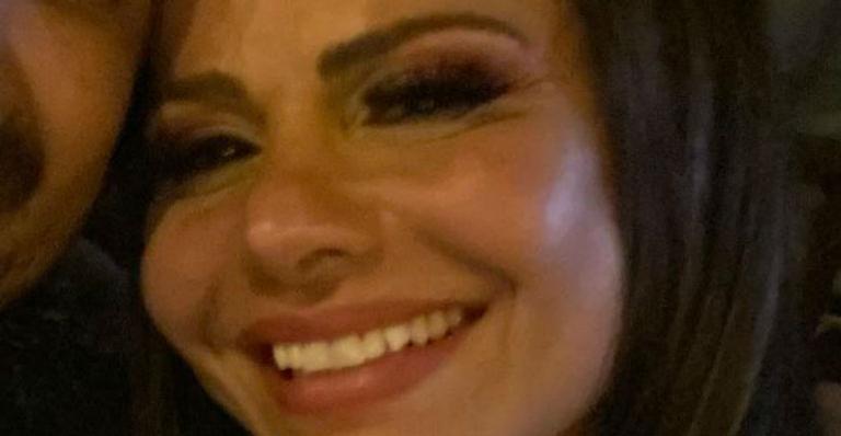 Viviane Araújo protagoniza cenas românticas com o namorado e faz declaração: “Razão da minha felicidade”