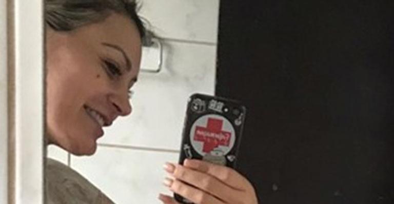 Andressa Urach pinta os pelos do corpo todo para agradar o noivo: “Toda loira para o meu amor”