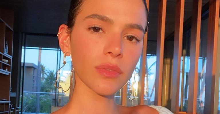 Bruna Marquezine surge agarradinha com Bless em homenagem de aniversário fofíssima: “Te amo muito”