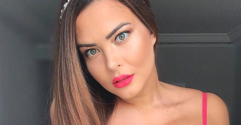 De lingerie rosa-choque, Geisy Arruda mostra decote generoso e muita pele: “Linda e maravilhosa”