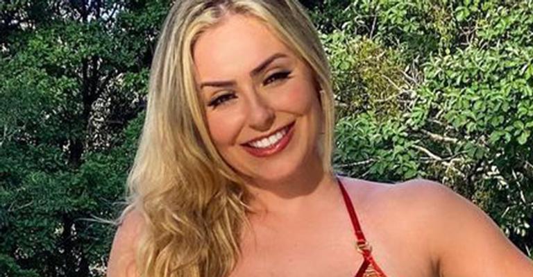 Retoque? Ex-BBB Paula von Sperling posta foto de biquíni, mas detalhe rouba a atenção de fãs: “Erro grotesco”
