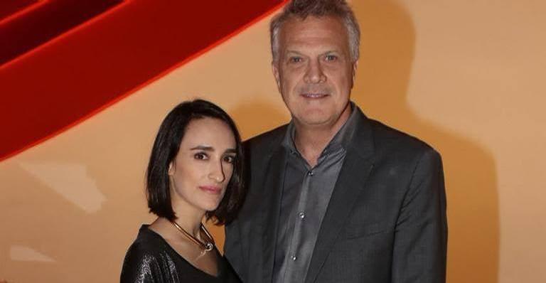 Filha de Pedro Bial e Maria Prata apareceu no colo da mãe em clique raro: “Que momento lindo”