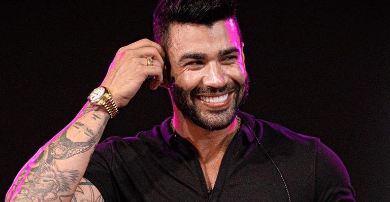 Gusttavo Lima mostra os filhos pilotando carrinho dentro do apartamento milionário: “Dois playboys”