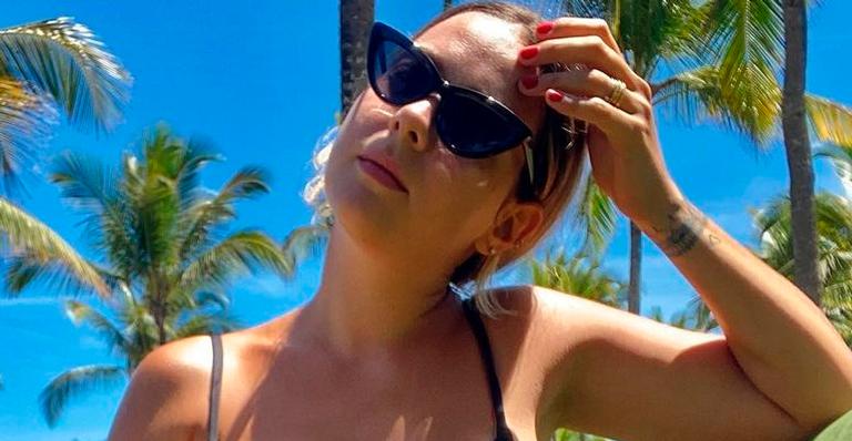 Mãe de dois, Carol Dantas exibe barriga sarada de biquíni e seguidores elogiam: “Tá linda”