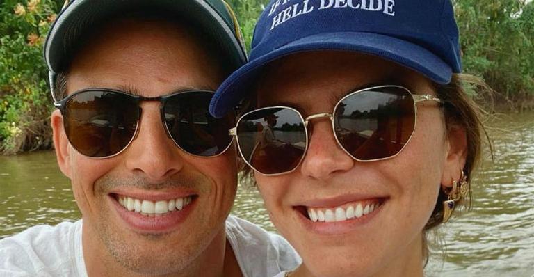 Mariana Goldfarb surge coladinha em Cauã Reymond e casal faz caras e bocas em cliques: “Combinação perfeita”