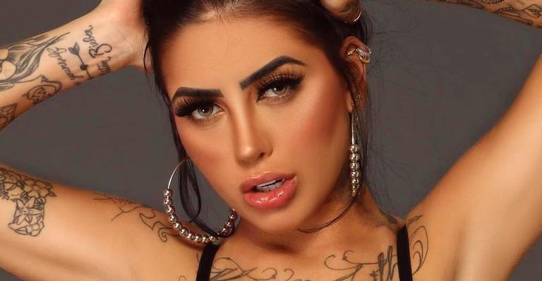 MC Mirella chama atenção com decotão em lingerie preta e seguidores aprovam: “Te venero”