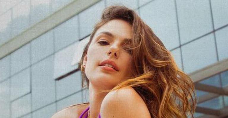 Na beira da piscina, Isis Valverde elege biquíni fininho e ostenta corpão exuberante: “Uma obra de arte”