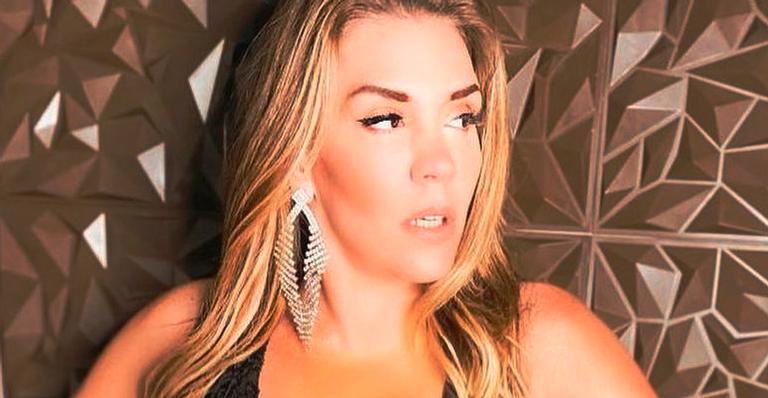 Simony aposta em vestido preto fatal e mostra decote até o umbigo: “Uma mulher feliz”