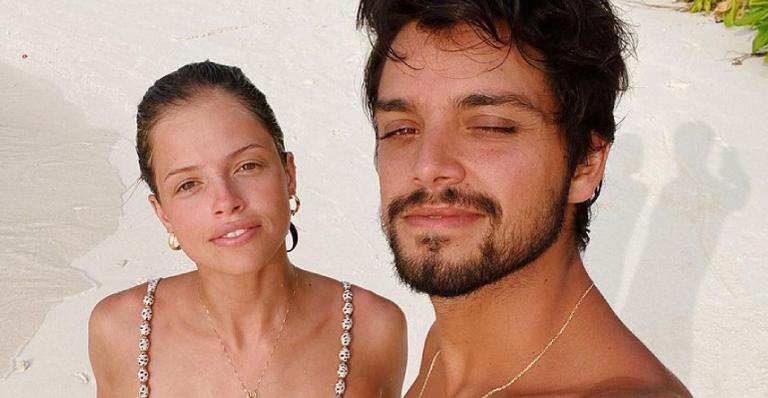 Agatha Moreira e Rodrigo Simas trocam beijão de cinema na natureza e empolgam fãs: ”Casalzão!”