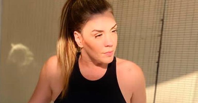 Aos 44 anos, Simony exibe abdômen sarado e recebe pergunta indiscreta: “Qual é a medida?”