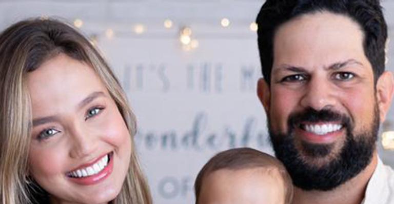 Puro luxo! Biah Rodrigues e Sorocaba estrelam ensaio natalino para comemorar 7 meses do filho, Theo