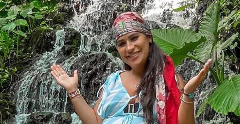 Com vestido de fenda, Simone deixa barrigão no limite à mostra durante viagem e encanta web: ”Tá chegando!”