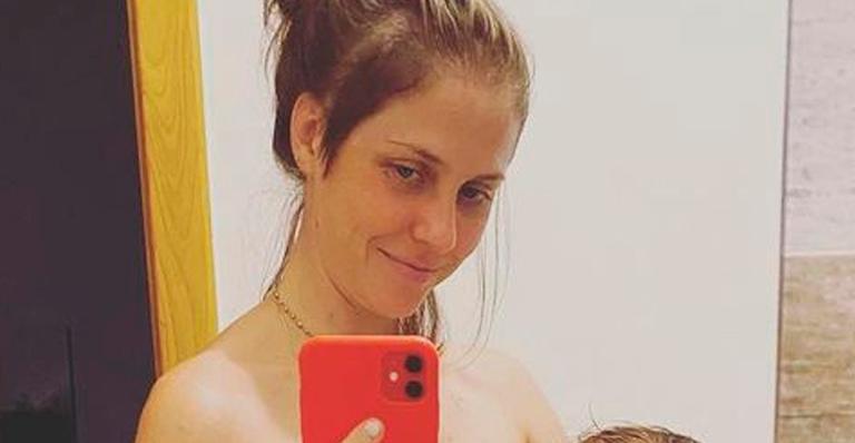 Ex-‘Malhação’ Christiana Ubach posa nua enquanto amamenta bebê e emociona: “Foto poderosa”