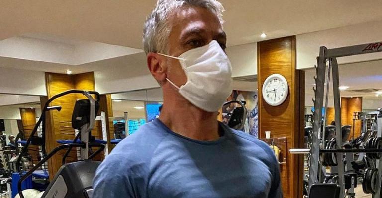 Fábio Assunção mostra braços musculosos em dia de academia e fãs exaltam ótima forma: ”Todo fitness!”