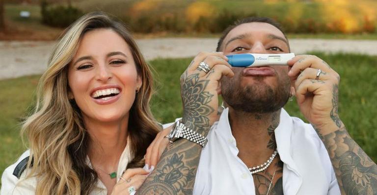 Lucas Lucco e esposa grávida surgem em cliques divertidos na cozinha de casa: “Coisa mais linda”